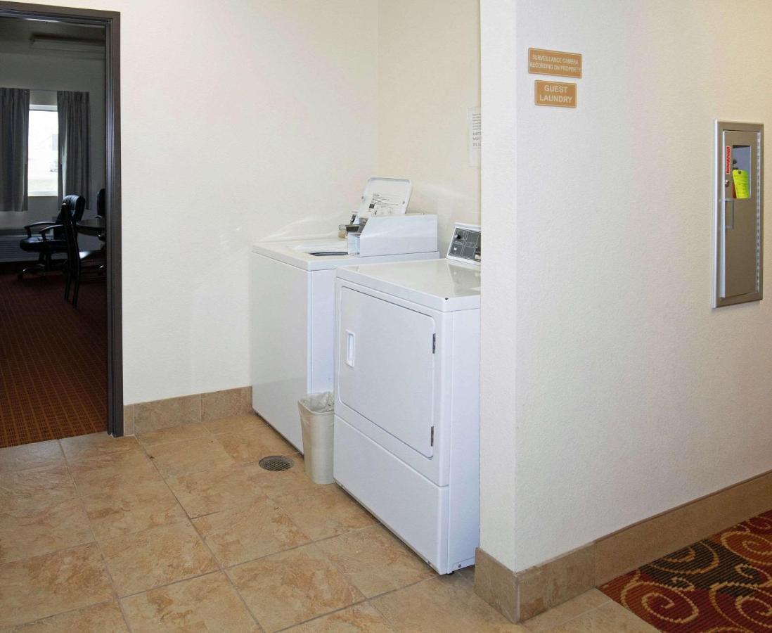 Hotel Rodeway & Hoisington